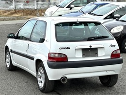 エンジントルクはサクソは120ps(87kW)/6600rpmと、わずかながら106よりサクソのほうが2ps高く、足回りは106よりもマイルドなセッティングとなっているのでソフトでしなやかな乗り味となっています。