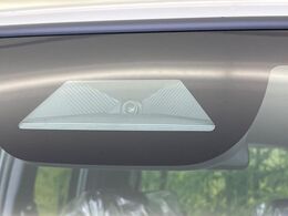 【ホンダセンシング】走行中に前方の車両等を認識し、衝突しそうな時は警報とブレーキで衝突回避と被害軽減をアシスト。より安全にドライブをお楽しみいただけます。