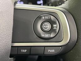 【アダプティブクルーズコントロール】高速道路での長距離走行が楽に！！自動で速度を保つクルーズコントロールが、衝突軽減システムと連携し、前方の車両を感知して車間を保つように速度調節してくれます！！