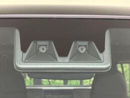 【スマートアシスト】走行中に前方の車両等を認識し、衝突しそうな時は警報とブレーキで衝突回避と被害軽減をアシスト。より安全にドライブをお楽しみいただけます。