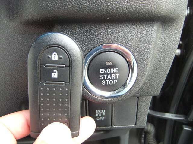 スマートキーなので鍵はバッグなどに入れておけば、ドアのロック＆アンロックやエンジンスタート時に出す必要がありません。エンジンスタート＆ストップもプッシュボタン！