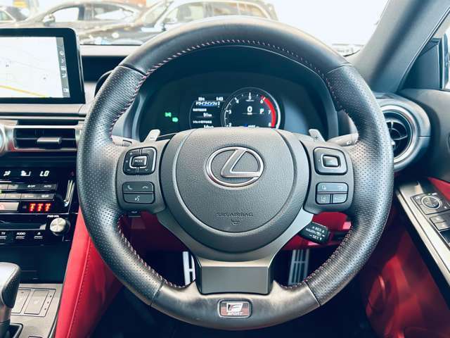 安心してカーライフを始めていただく事ができるよう、納車前にディーラー整備工場もしくは熟練メカニックが在籍する整備工場にて点検を行ない、必要な整備を実施致します。