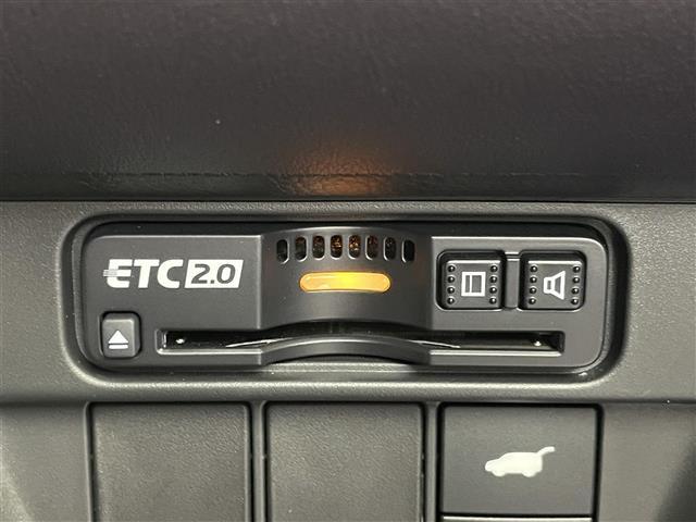 【ETC】有料道路を利用する際に料金所で停止することなく通過できる、ETC車載器（ノンストップ自動料金収受システム機器）が装備されています。セットアップを行うことで利用可能になります。