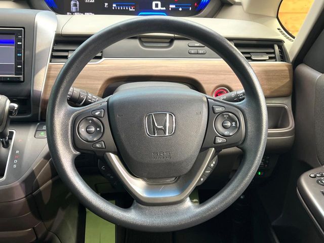インテリアに合わせたデザインのステアリングは、運転される方のことも考え、運転しやすい形状、大きさです。是非一度、実際に触ってお確かめください。
