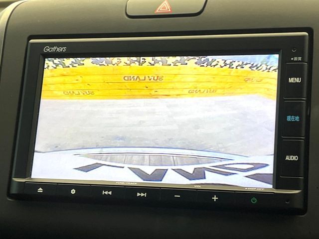 【バックカメラ】駐車時に後方がリアルタイム映像で確認できます。大型商業施設や立体駐車場での駐車時や、夜間のバック時に大活躍！運転スキルに関わらず、今や必須となった装備のひとつです！