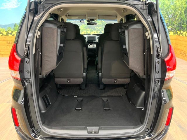 普段のお買い物や通勤、送迎等に十分な荷室スペースを確保しております。セカンドシートを倒すと、大きな荷物の積載も可能です♪