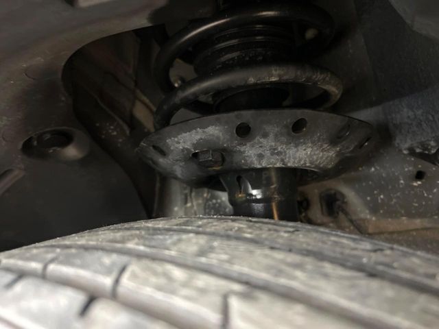 お車を安心してお乗りいただく為には、足回りの定期点検が欠かせません。サービスサポート（有償保証）では無料点検もご提供しており、安心のカーライフをお過ごしいただけるサポート体制が整っています。