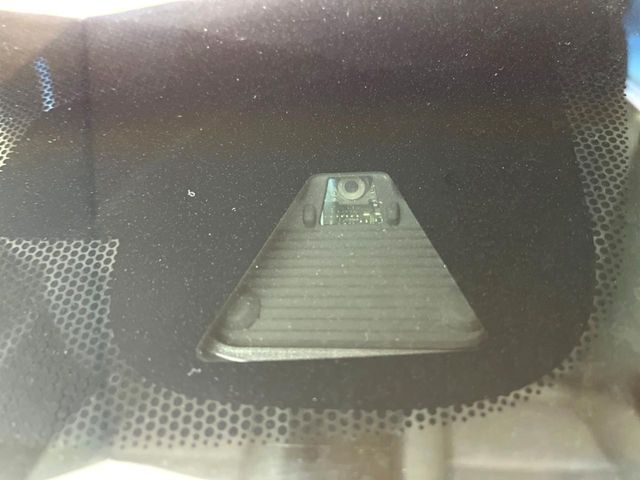 【ホンダセンシング】走行中に前方の車両等を認識し、衝突しそうな時は警報とブレーキで衝突回避と被害軽減をアシスト。より安全にドライブをお楽しみいただけます。