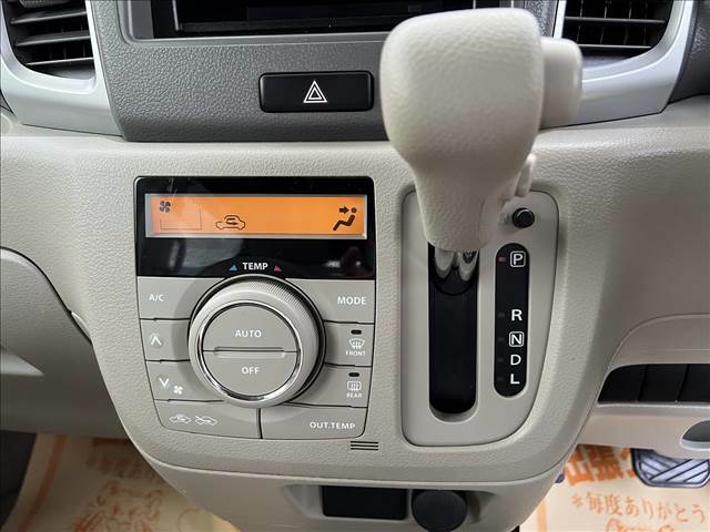 冷暖房のチェックもOKです！快適に過ごすのは必要不可欠ですね☆夏も冬も快適な車内でお過ごしください！シフトレバーも操作しやすい位置にありますね！