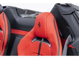 アップルカープレイ サスペンションリフター デジタルリアビューモニターダッシュボードイタリアントリコロール カーボンドライバーゾーン カーボンセンターコンソール