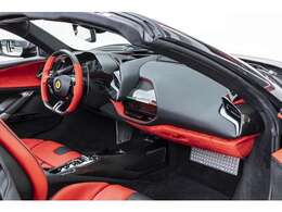 アップルカープレイ サスペンションリフター デジタルリアビューモニターダッシュボードイタリアントリコロール カーボンドライバーゾーン カーボンセンターコンソール