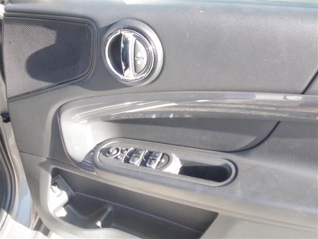 LIBERALAでは多種多様の車種をご用意させていただいております。お客様がご納得いくまで、そのお車の持つ特性を五感すべてで感じ取っていただける場をご提供します。