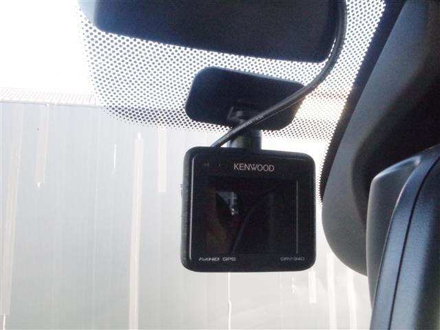 ドライブレコーダー：どんな瞬間も見逃さずに記録するため交通事故やトラブルに適応します！