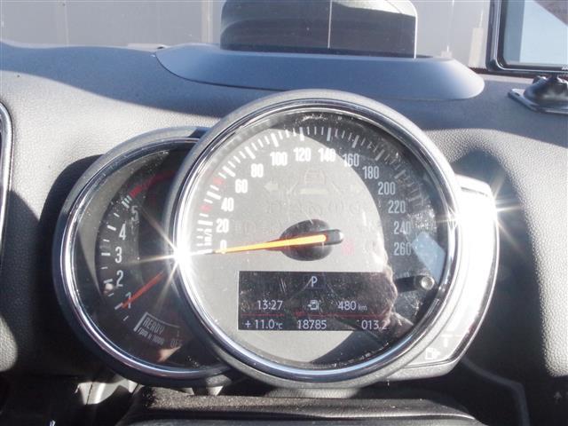 LIBERALAは輸入車と本を愛される方々に少しだけ上質な時間が過ぎていくように、落ち着きのある空間をご用意しております。