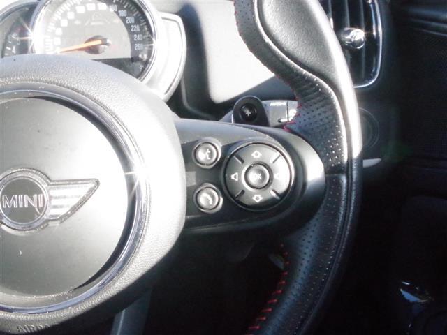 輸入車在庫を全国のLIBERALA店舗にて在庫展示しております。落ち着いた商談スペースにて、お気に入りの1台をごゆっくりお選び下さい。