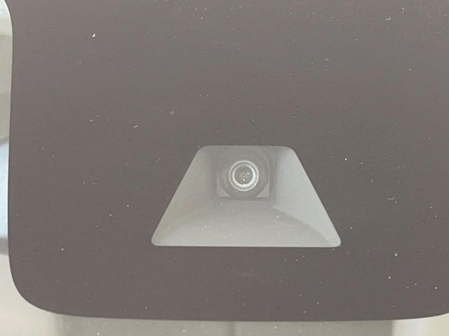 【エマージェンシーブレーキ】走行中に前方の車両等を認識し、衝突しそうな時は警報とブレーキで衝突回避と被害軽減をアシスト。より安全にドライブをお楽しみいただけます。
