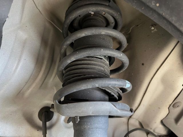 お車を安心してお乗りいただく為には、足回りの定期点検が欠かせません。サービスサポート（有償保証）では無料点検もご提供しており、安心のカーライフをお過ごしいただけるサポート体制が整っています。