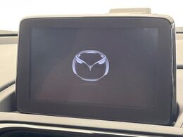 【マツダコネクト】車内の雰囲気にマッチした一体型タイプのディスプレイ。各種車輌設定やBluetooth再生等、様々な機能が楽しめます。専用SDカードのご購入で、ナビ機能も使用出来ます。