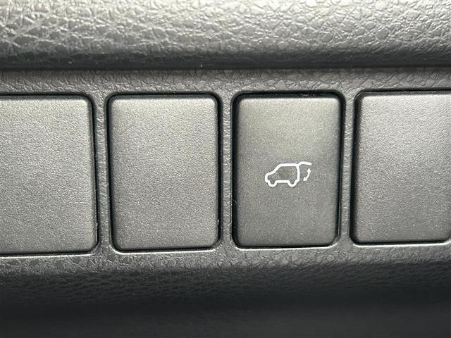 【パワーバックドア】荷物を抱えた状態でもリアゲートの開閉が可能です！お買い物時やアウトドアの際に役立ちますね。