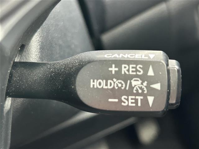 【レーダークルーズコントロール】アクセルを踏まなくても、設定した速度で走行できます。先行車との車間距離を適切に維持する追従走行の機能も有しています。機能には限界があるためご注意ください。