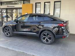 SUVの力強さとクーペのエレガントさが調和した。