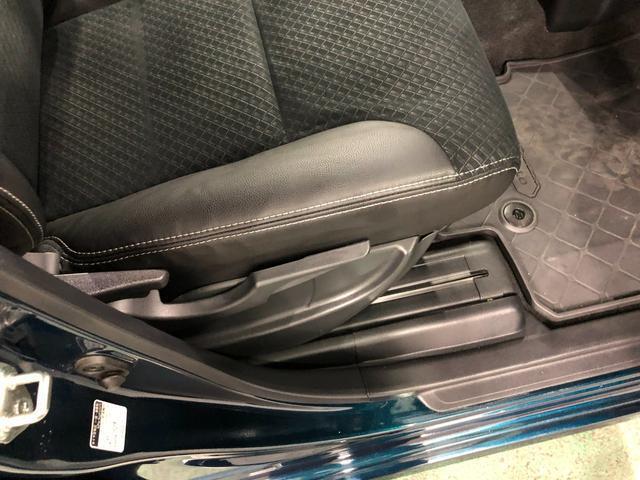 痛みの出やすい運転席シートの角、フロアマット、座面、ともに良好です