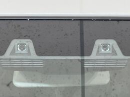 【スズキ　セーフティサポート】走行中に前方の車両等を認識し、衝突しそうな時は警報とブレーキで衝突回避と被害軽減をアシスト。より安全にドライブをお楽しみいただけます。