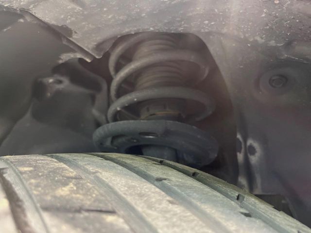 お車を安心してお乗りいただく為には、足回りの定期点検が欠かせません。サービスサポート（有償保証）では無料点検もご提供しており、安心のカーライフをお過ごしいただけるサポート体制が整っています。
