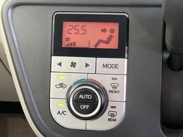 【オートエアコン】一度お好みの温度に設定すれば、車内の温度を検知し風量や温度を自動で調整。暑い…寒い…と何度もスイッチ操作をする必要はありません。快適な車内空間には必須の機能ですね♪