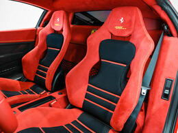 カーボンファイバー・レーシングシートが装着されております。