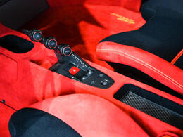 センターブリッジには、ハザードスイッチ、パワーウインド・スイッチなどが並びます。