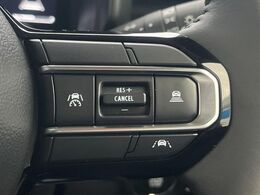 【アダプティブクルーズコントロール】高速道路での長距離走行が楽に！！自動で速度を保つクルーズコントロールが、衝突軽減システムと連携し、前方の車両を感知して車間を保つように速度調節してくれます！！