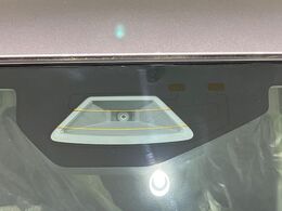 【スズキ　セーフティサポート】走行中に前方の車両等を認識し、衝突しそうな時は警報とブレーキで衝突回避と被害軽減をアシスト。より安全にドライブをお楽しみいただけます。