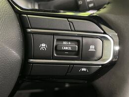 【アダプティブクルーズコントロール】高速道路での長距離走行が楽に！！自動で速度を保つクルーズコントロールが、衝突軽減システムと連携し、前方の車両を感知して車間を保つように速度調節してくれます！！