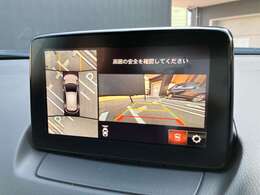 360度ビューカメラを搭載。4方の小型カメラの映像を処理し、車両真上からの映像に変換しています。
