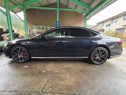 走行・使用に伴う小傷はありますが全体的にコンディション良好な1台です。黒に近い深みのあるブルーです。