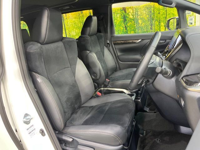 運転席シート廻りは使用感も少なく、良好な状態となっています。前オーナー様が丁寧に使っていたことがよくわかりますね。