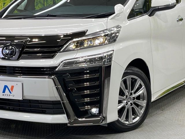 【LEDヘッドライト】悪天候や夜間走行時も良好な視界を確保し安心して運転できる高輝度LEDヘッドライトを装備！点灯速度が早く、消費電力も抑えられています。