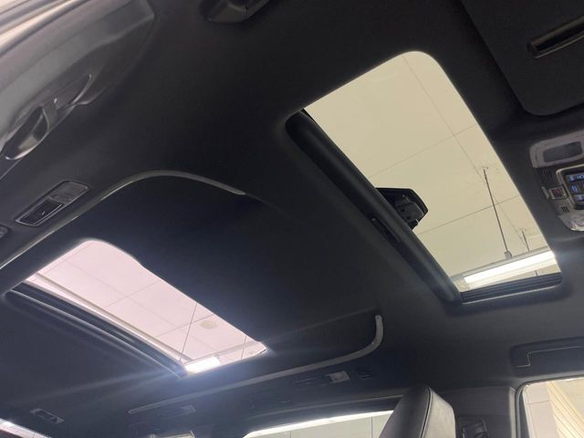 【サンルーフ】ボタンひとつで開閉可能！開放感たっぷりのサンルーフが装着されています！車内に明かりを取り入れたり景色を楽しむ以外にも、よどみがちな車内の空気も簡単に換気できて快適です！