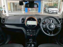 MINIならではのコックピット！！高級感があり、かつシンプルなデザインが飽きがこないとご好評いただいております。スイッチ一つ一つにも「こだわり」とセンスを感じます。