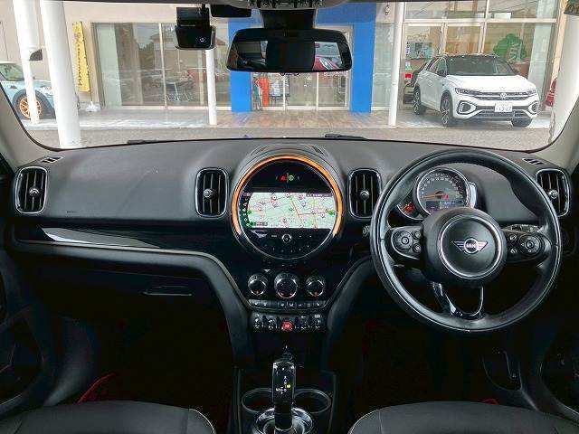 MINIならではのコックピット！！高級感があり、かつシンプルなデザインが飽きがこないとご好評いただいております。スイッチ一つ一つにも「こだわり」とセンスを感じます。