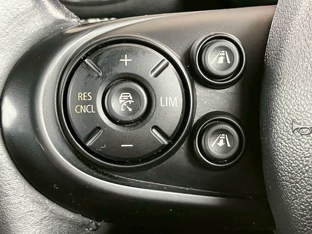 【アクティブ・　クルーズ・コントロール】が装備されております！希望速度を設定しておくと、車両は自動的にその速度を保ち、前方車両が近い場合、許容される範囲で前方車両の速度に自動的に調節！