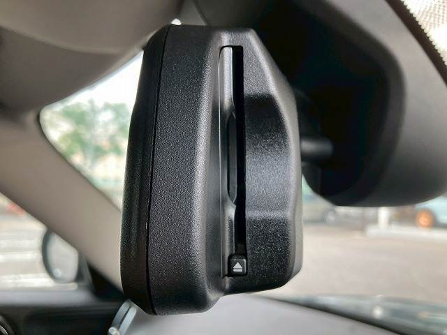 MINI純正の【ミラー一体型ETC】が装備されております！ETC2.0対応で高速道路と自動車がリアルタイムで情報連携し、渋滞迂回ルートや安全運転をサポート！便利で快適なドライブを手助けします！