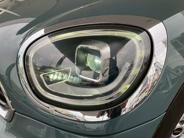 【LEDヘッドライト】です。現在主流のヘッドライトで明るいので視認性が良く安全です。明るさとかっこよさをお楽しみください。