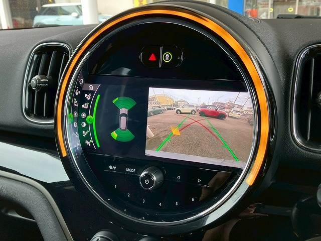 【バックカメラ】装備。後方確認に役立ち、楽々駐車やバックをしていただけます。