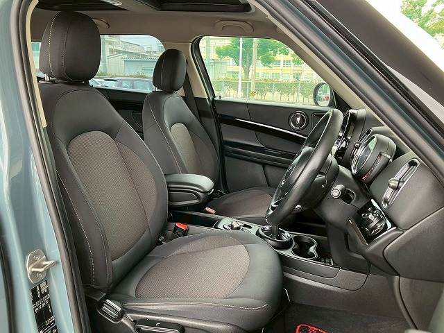 車内もキレイで嫌な臭いもありません！ご納車後の臭いが付きにくくなる「空気触媒コーティング」もご用意しております。愛車を大切に乗って頂く、お子様がいらっしゃるお客様にご好評いただいております。