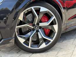 オプション1,320,000円のカーボンセラミックブレーキ・レッドキャリパー付き