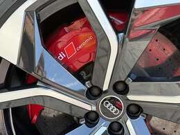 オプション1,320,000円のカーボンセラミックブレーキ・レッドキャリパー付き