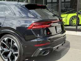 オプション810,000円ブラックAudi Rings ＆ カーボン/グロスブラックスタイリングパッケージ付き