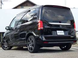 人気のオブシディアンブラック！！　安心の右ハンドル＆正規D車！！　取説・記録簿付　もちろん事故歴ありません　内装は心地よい禁煙車両に高級感漂うブラックレザーインテリア＆